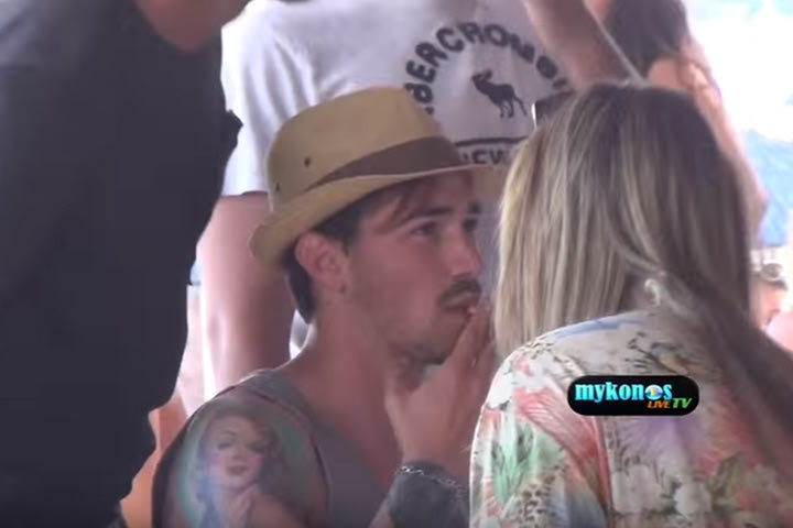 Τσακωτός στην Μύκονο να καπνίζει ο Ρομανιόλι!