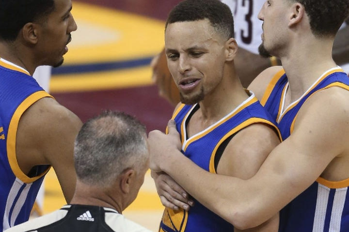 Αποβολή Curry: Πέταξε το μασελάκι του σε οπαδό!