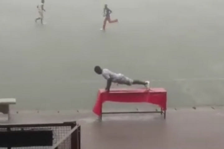 Έκανε ζέσταμα με push-ups πάνω σε τραπέζι!