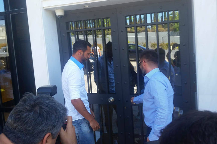 Στα γραφεία για υπογραφές ο Αλμέιδα