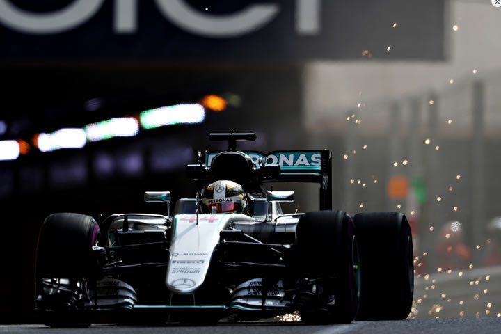 FP1: Hamilton και από κοντά Rosberg