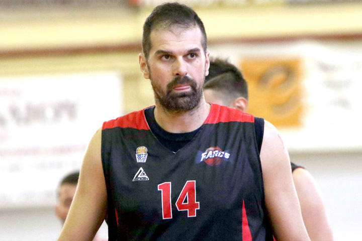 Συνεχίζουν τρεις στον Φάρο
