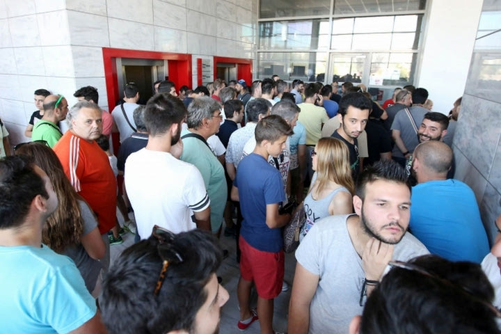 Στις 12000 τα διαρκείας