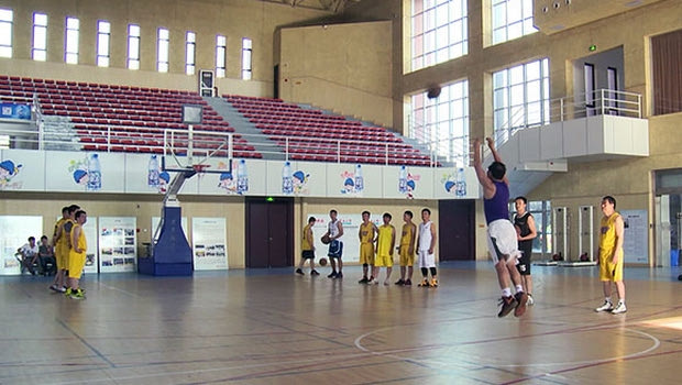 Ο Xu Changqing κάνει πλάκα στον Stephen Curry