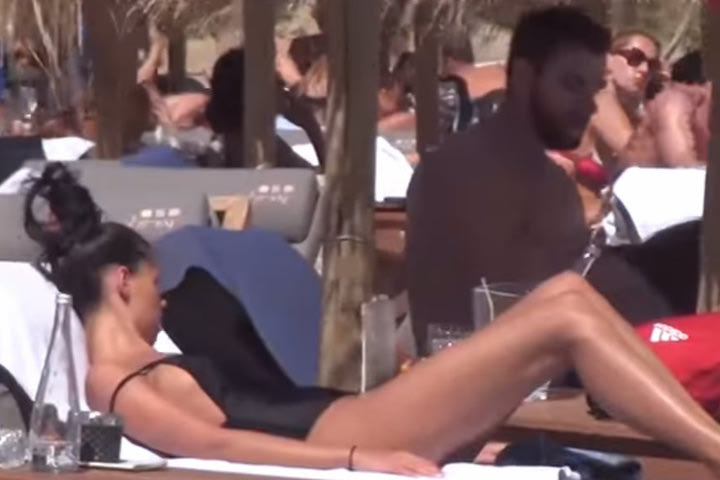 Η σύντροφος του Μάντζαρη ξεσήκωσε τη Μύκονο