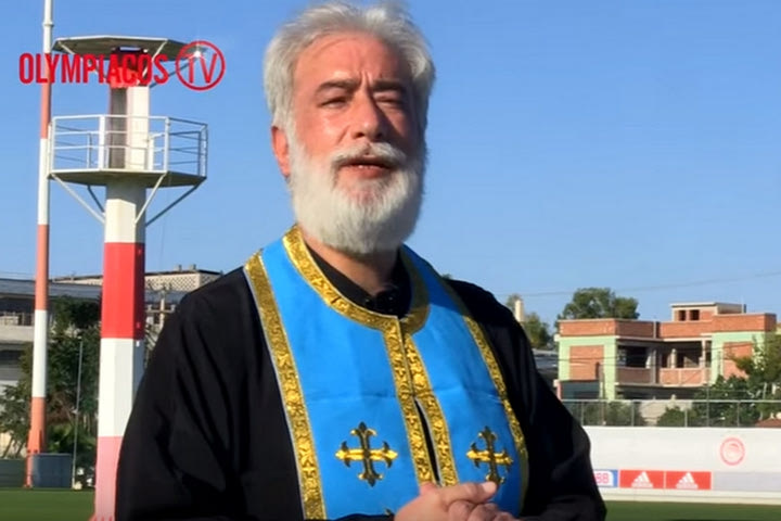 Το ρεσιτάλ του παπα-Δημήτρη και οι ατάκες του στον αγιασμό στο Ρέντη