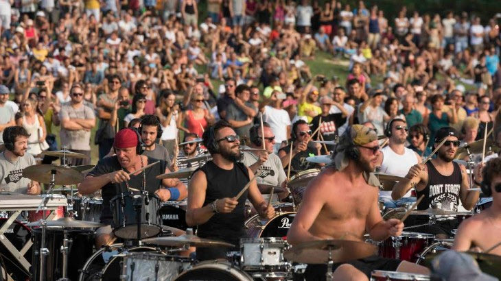 Τα σπάει: Το “Seven Nation Army” live από 1.000 μουσικούς!