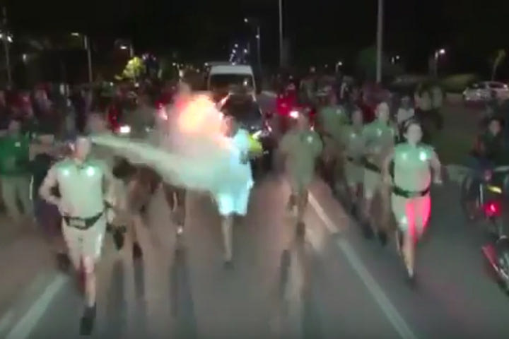 Θεατής προσπάθησε να σβήσει την Ολυμπιακή Φλόγα