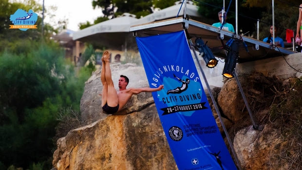 “Έκλεψε” τις εντυπώσεις το 1ο Agios Nikolaos Cliff Diving show
