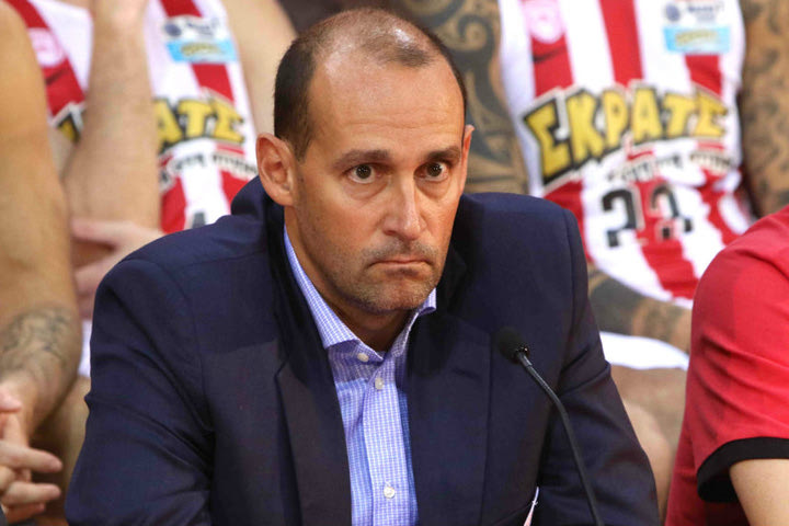 Οι “ερυθρόλευκες” ευχές στον Παναγιώτη Αγγελόπουλο