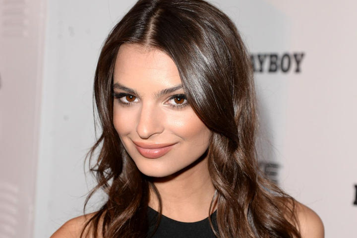 Emily Ratajkowski: 2.000.0000 likes οι “καυτές” φωτογραφίες στη Σαντορίνη