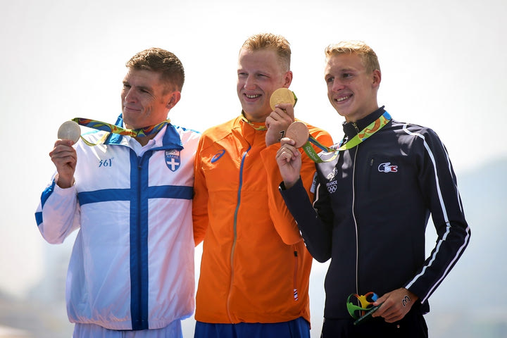 Η απονομή του ασημένιου μεταλλίου στον Γιαννιώτη