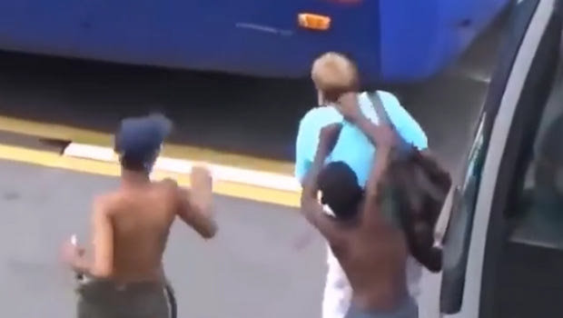 Τουρίστες παλεύουν με κλέφτες στο Ρίο!