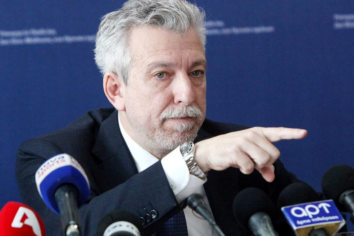 Χτίζει πάνω στην παράγκα