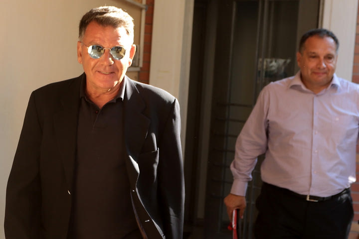 “Παλιολαμόγια και καραγκιόζηδες”