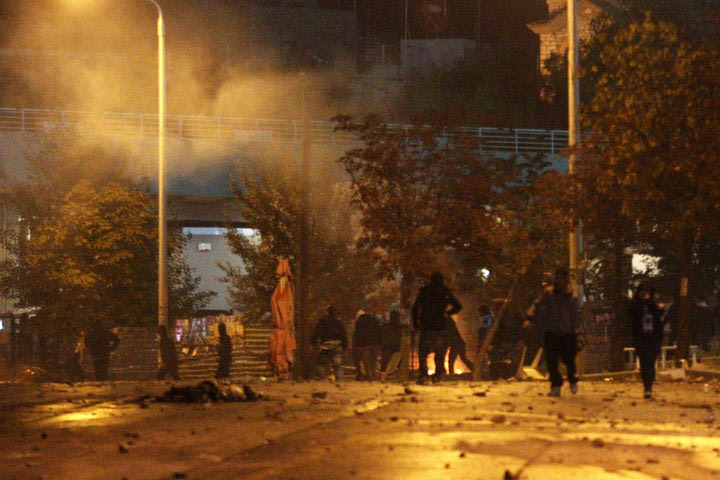 Ελεύθεροι με περιοριστικό όρο οι 5 συλληφθέντες για τα επεισόδια στην Ποσειδώνος