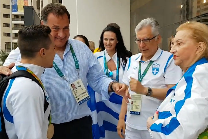 Υποδοχή… ήρωα για Πετρούνια στο Ολυμπιακό Χωριό