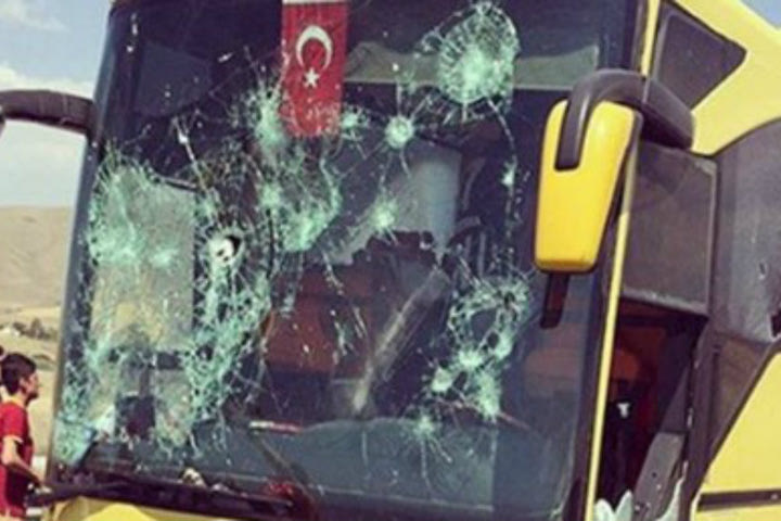 Οπαδοί της Γαλατά έσπασαν πούλμαν της Μπεσίκτας!