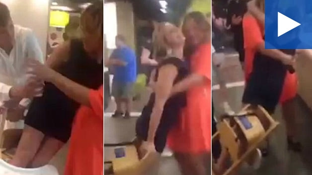 Μεθυσμένη κοπέλα σφήνωσε σε καρεκλάκι των McDonald’s!