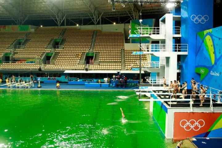 Ο… στρατηγός άνεμος φταίει εν μέρει για την πράσινη πισίνα