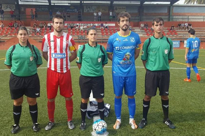 Διαιτήτρια σταμάτησε ματς μετά από συστάσεις να “πλύνει πιάτα”