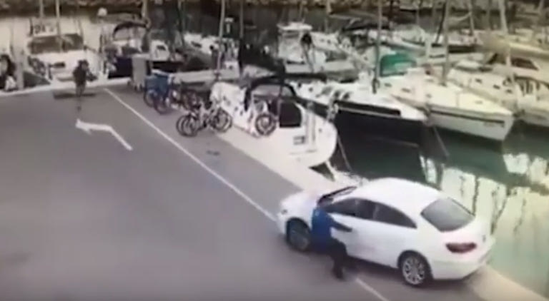 Βίντεο: Δεν έβαλε χειρόφρενο και το αμάξι έκανε βουτιά στο λιμάνι!