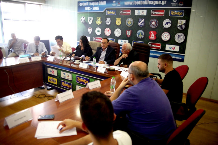 Αποφασίζουν για σέντρα ή αναβολή στη Football League