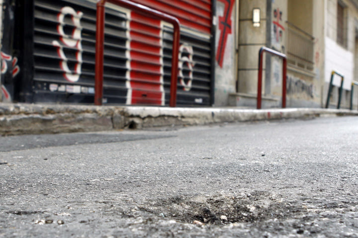 Εικόνες από τον σύνδεσμο του Ολυμπιακού μετά την επίθεση με χειροβομβίδα