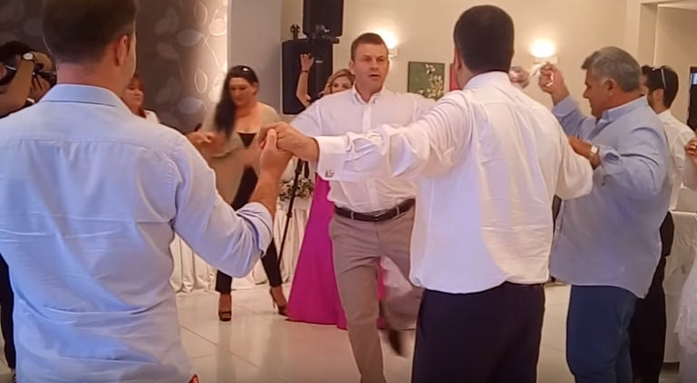 Το τσάμικο του Γκλέτσου σε γάμο. Ποιος γαμπρός και ποια νύφη;