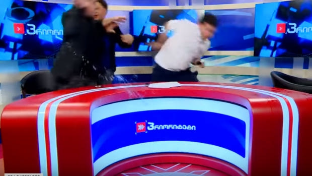 Μπουγέλο και γροθιές σε πολιτικό debate στη Γεωργία!