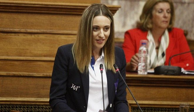Κορακάκη στη Βουλή: Δεν έχω παράπονα, κάνω έκκληση για τους νέους