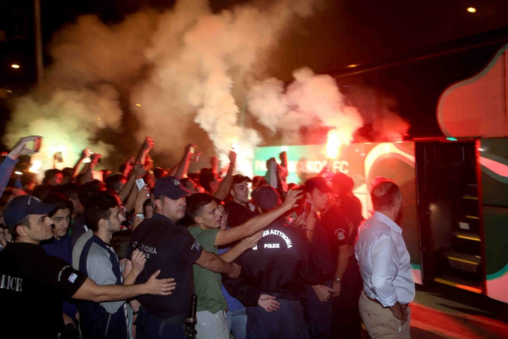 Αποθέωση με πιτσιρίκια και καπνογόνα στο Αγρίνιο για τον Παναθηναϊκό
