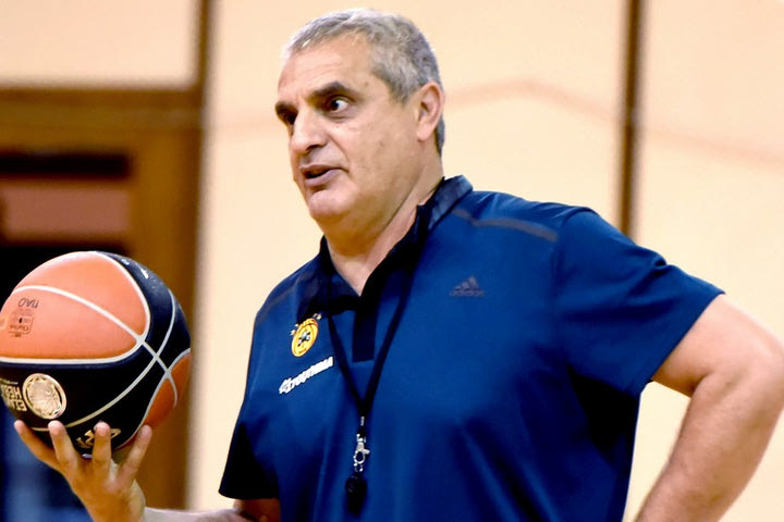 Στο παρκέ με φόντο το “Gomelsky Cup”