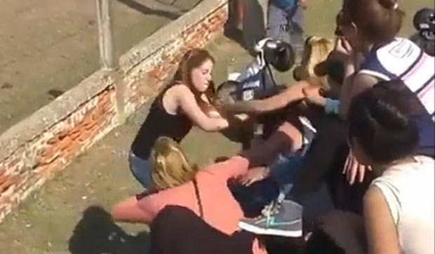 (Διαβολο)μαμάδες μαλλιοτραβιούνται για τα παιδιά τους!