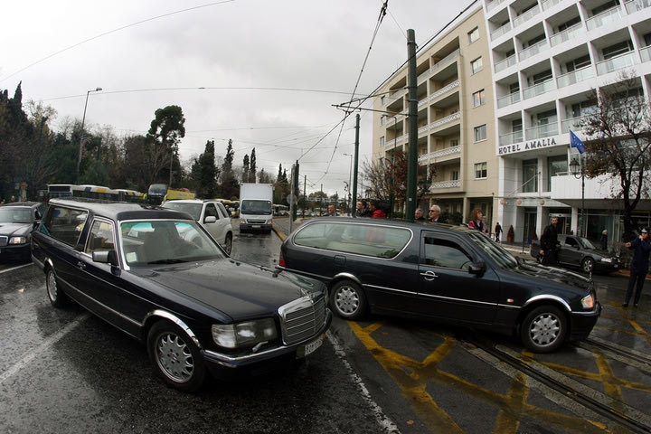 Πλήρωμα νεκροφόρας άρχισε τα τσίπουρα και… έχασε τον νεκρό από το φέρετρο!