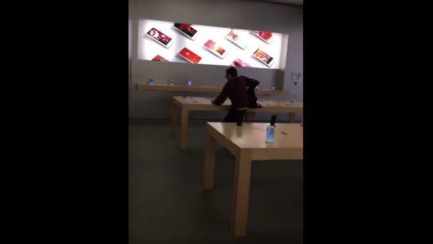 Μπήκε σε Apple Store και έσπασε όλα τα iPhones (video)