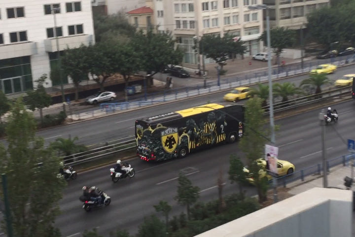 To πούλμαν της ΑΕΚ στον δρόμο για το “Καραϊσκάκης”