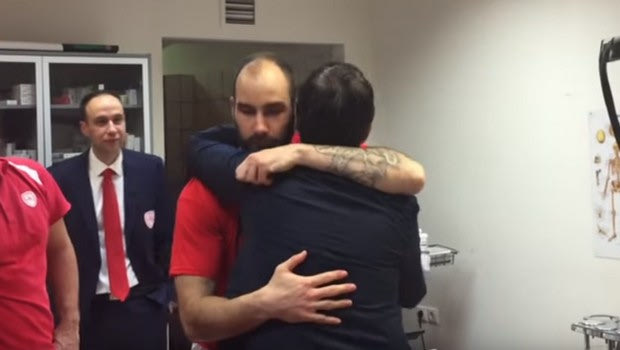 Όταν ο Πασκουάλ βρέθηκε στα αποδυτήρια του Ολυμπιακού- Η αγκαλιά με Σπανούλη