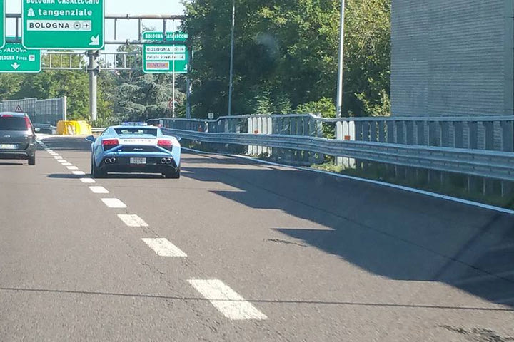 Κοίτα… όχημα η ιταλική αστυνομία!