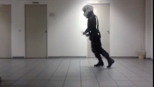Εκπληκτική εκτέλεση του “moonwalk” από αστυνομικό της ομάδας ΔΙΑΣ