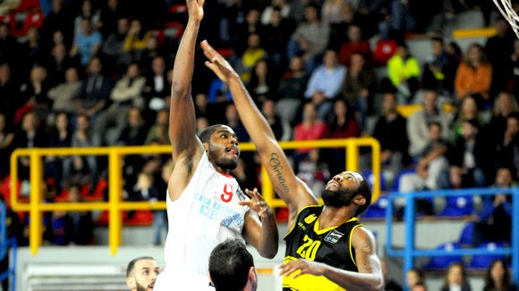 “Πονοκέφαλος” με Μπασάμπε στη Λευκάδα