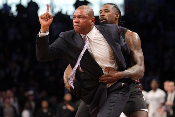 Πήγε να “πλακώσει” διαιτητή ο Doc Rivers!
