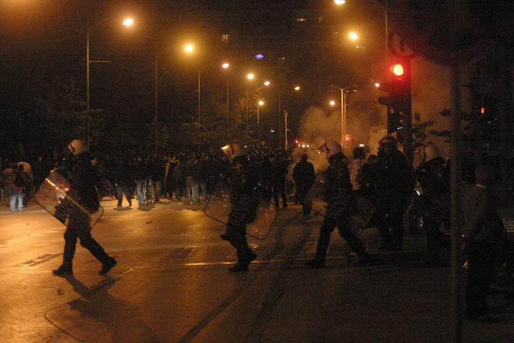 Γκαζάκια σε σύνδεσμο του Ολυμπιακού, ξύλο σε οπαδό του Παναθηναϊκού