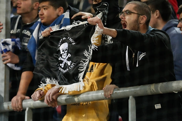 Τσέτνικ και σημαίες της Μεγάλης Ελλάδας στο “Γ. Καραϊσκάκης”