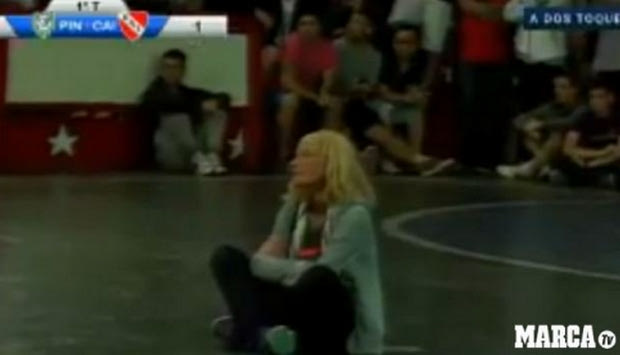 Γυναίκα διέκοψε αγώνα futsal επειδή της είχαν κλείσει το αμάξι!