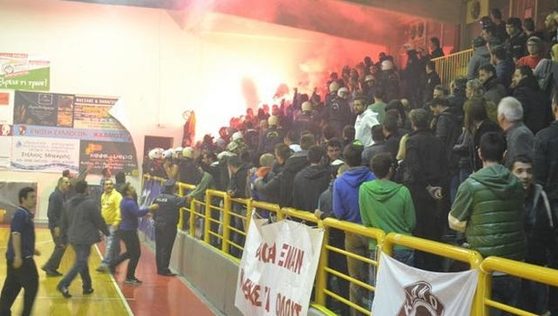 Φωτοβολίδα βρήκε στον λαιμό φίλαθλο στην Θήβα