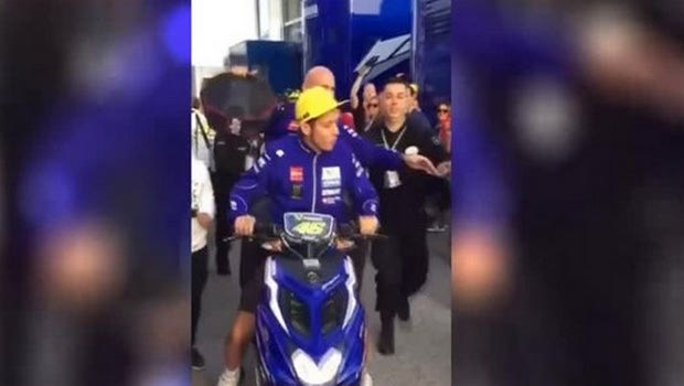 Χτύπησε γυναίκα που έβγαζε selfie με το scooter ο Ρόσι!