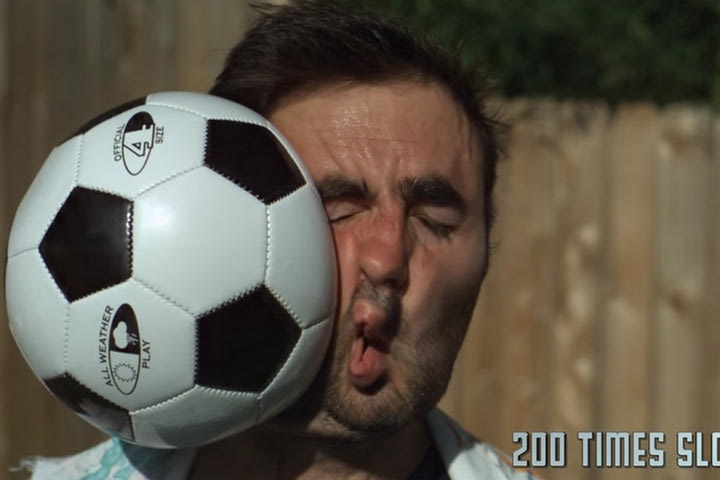 Σε super slow motion όταν η μπάλα σκάει στα μούτρα!