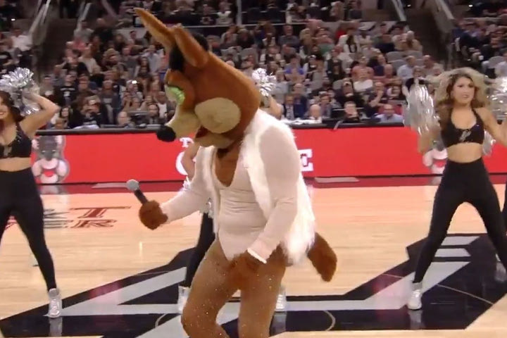 Ανελέητο τρολάρισμα της μασκότ των Spurs στη Mariah Carey!