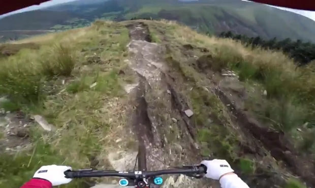 Το απόλυτο downhill που “κόβει” την ανάσα!